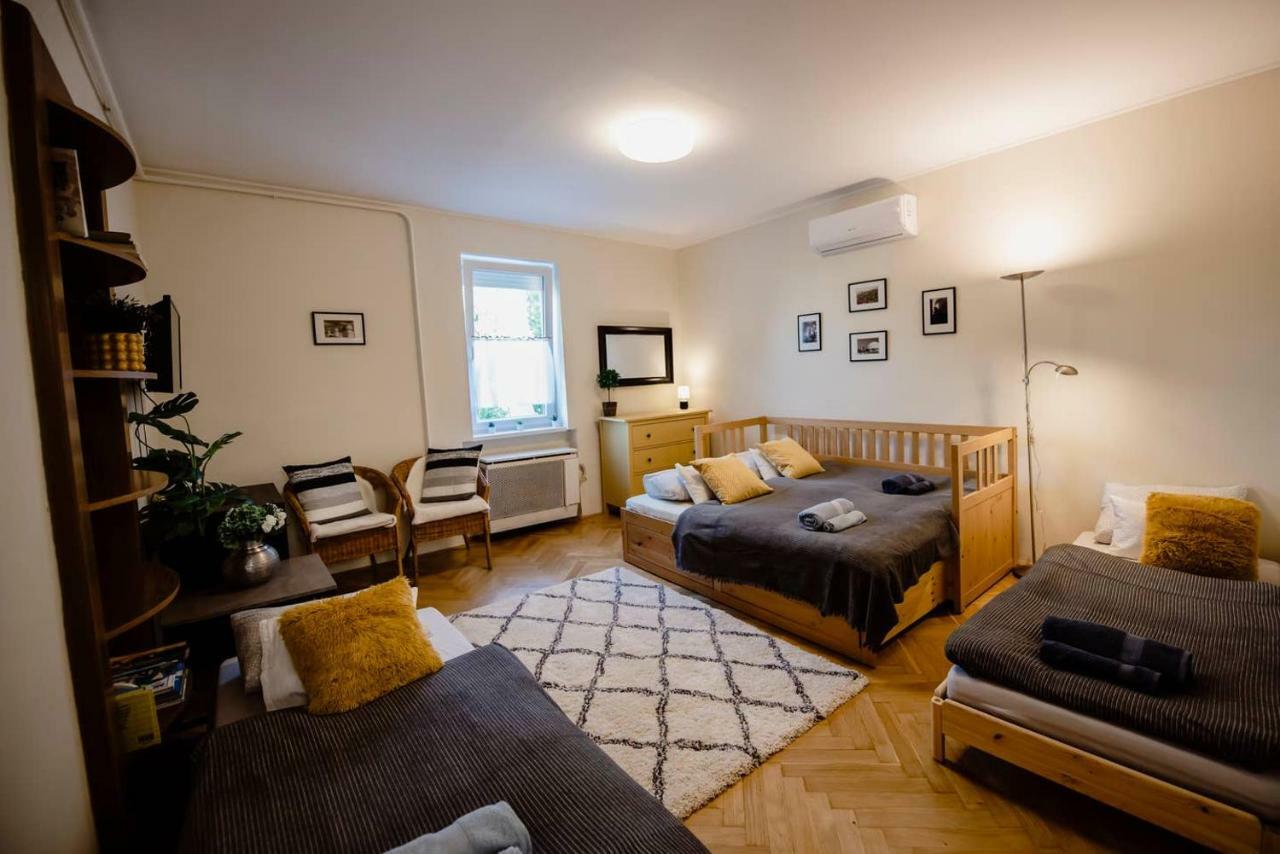 Viola Family Apartman Free Parking Pécs Exterior foto